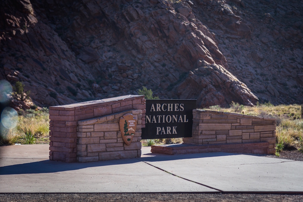 Le panneau d'entrée à Arches National Park